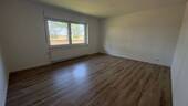 Leerer Raum mit Holzboden - 