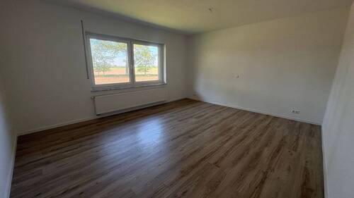 Leerer Raum mit Holzboden - 
