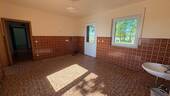 Heller Raum mit Fliesen - 