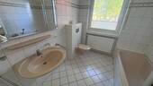 Helles Badezimmer mit Wanne - 
