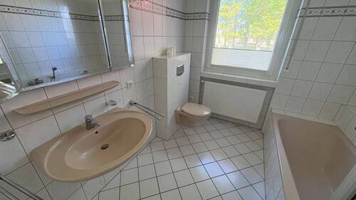 Helles Badezimmer mit Wanne - 
