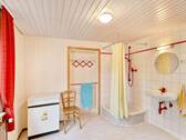 Geräumiges Badezimmer mit Dusche und WC - 