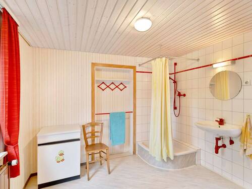 Geräumiges Badezimmer mit Dusche und WC - 