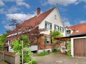 Hausansicht mit Garage und überdachter Terrasse - 