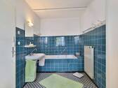 Großes Tageslichtbad mit Badewanne und Waschküche - 