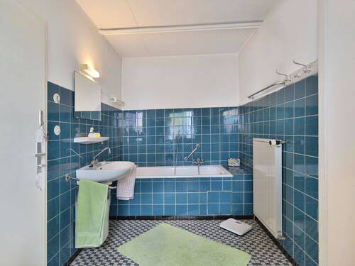 Großes Tageslichtbad mit Badewanne und Waschküche - 