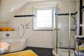 Badezimmer mit Dusche - 