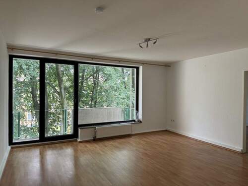 Wohnzimmer - Charmante 2-Zimmer-Wohnung mit Balkon in Köln-Mülheim