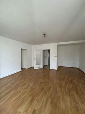 Wohnzimmer - 2 Zimmer Etagenwohnung in Köln