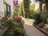 Weg zum Eingang - Doppelhaushälfte zum Modernisieren auf idyllischem Gründstück mit Garten und Garage.