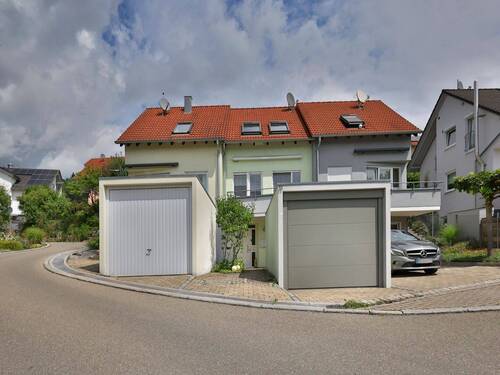 Hausansicht mit Garage - 4 Zimmer Reihenmittelhaus zum Kaufen in Aichtal-Neuenhaus