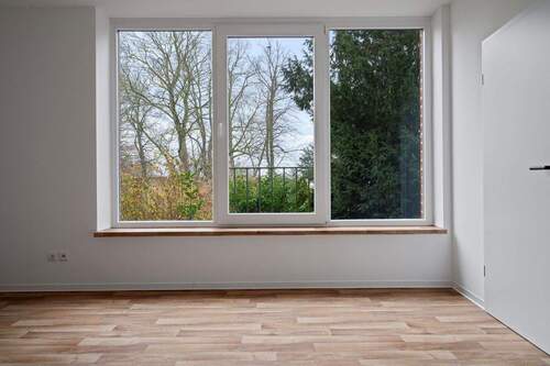 Lichtdurchflutetes Wohnzimmer - Sofort bezugsfertig: Großzügige 2 Raumwohnung am Wall in Greifswalder Innenstadt