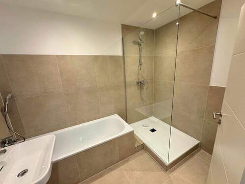 Badezimmer mit Badewanne - 