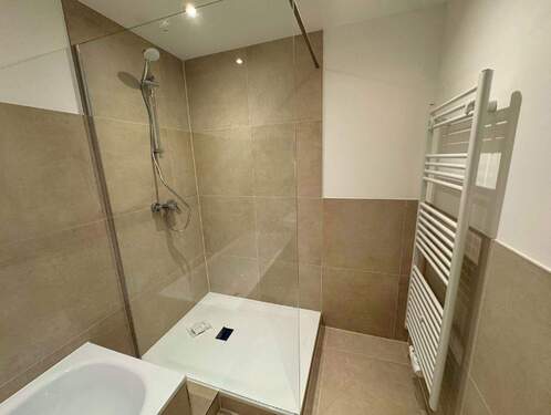 Badezimmer mit Heizkörper - 