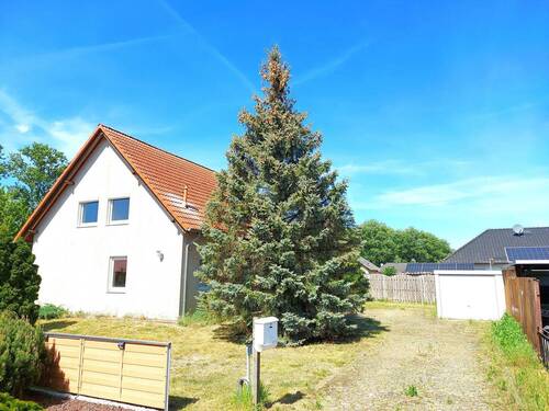 Grundstückszufahrt - 5 Zimmer Einfamilienhaus zum Kaufen in Tangerhütte