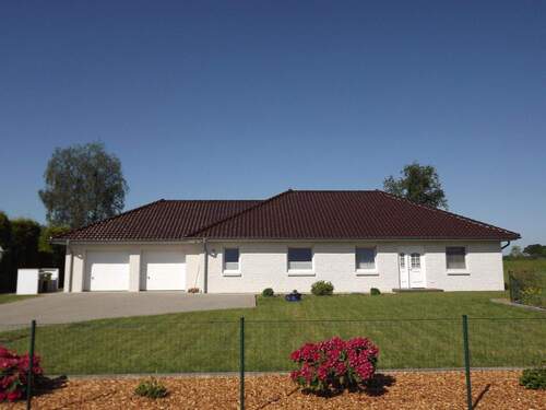 Ostansicht - Bungalow mit Doppelgarage in Böel