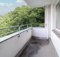 Bezugsfreie Wohnung im 4. OG - provisionsfrei und renovierungsbedürftig in Duisburg