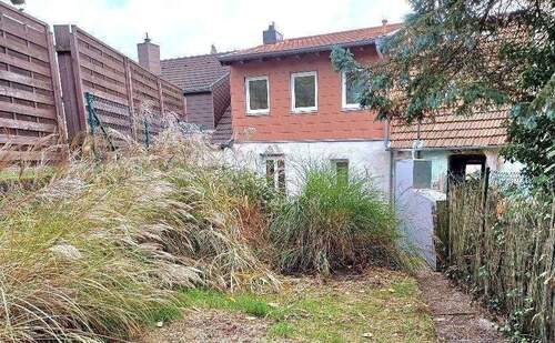 Rückseite mit Terrasse und Garten - Renoviert und saniert Einfamilienhaus mit 2 Bäder, GWC, Innenhof, Terrasse, Garten und 2 Stellplätzen vor dem Haus, in St. Ingbert (Nähe Krankenhaus))