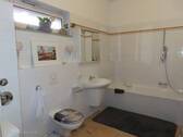 Bad mit Fenster u Wanne - 