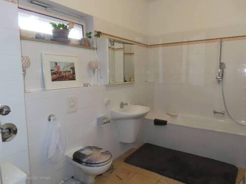 Bad mit Fenster u Wanne - 