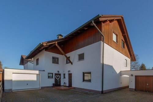 Außenansicht - FBC - 2 Häuser - ein Preis! - in idyllischer Traumlage - Großzügiges Wohnen für zwei Familien