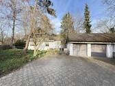Hausansicht mit Garagen - 