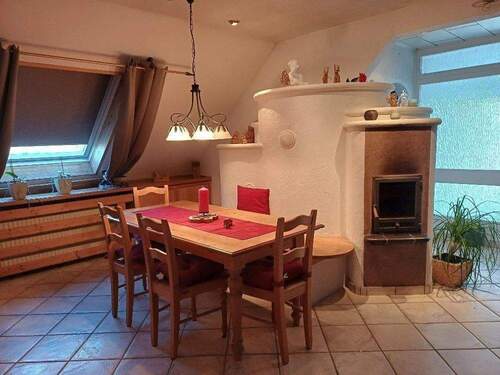 großes Wohn-Esszimmer mit Kachelofen - 