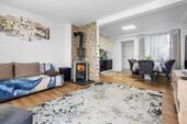 Wohnzimmer mit Essbereich und Küche - Reihenmittelhaus mit 99,00 m² in Bad Wildbad zum Kaufen