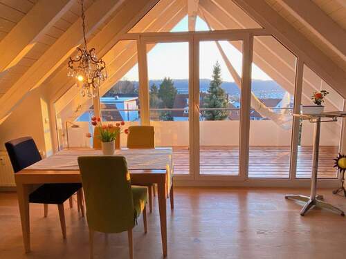 Wohnzimmer mit Balkon - Traumhafte 3 ½ Zimmerwohnung im Dachgeschoss mit unverbaubarer Aussicht in bevorzugter Stadtrandlage