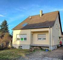 Freistehendes, großzügiges 2 FHS mit 2 Kachelöfen, herrlichem Garten mit Teich, Gartenhaus und Garage, in ruhiger Lage von Rohrbach-Nähe Pfeifferwald - Sankt Ingbert