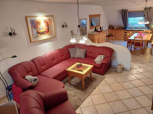 großes Wohn-Esszimmer mit Treppe zum Studio - 