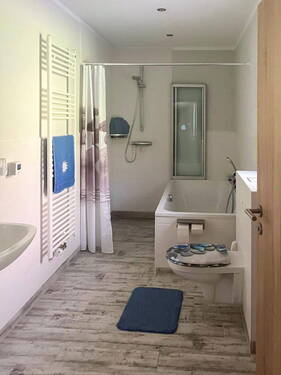 Bad 1 mit Dusche und Badewanne - 