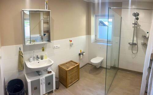 Bad 2 mit Dusche (vom SZ aus b - 