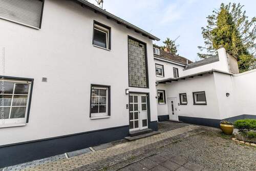 Zwei Hauseingänge - Mehrfamilienhaus, Wohnhaus mit 320,00 m&sup2; in Dreieich zum Kaufen