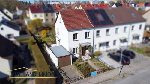 Vorderansicht mit Garage - 3 Zimmer Reihenendhaus in Stralsund