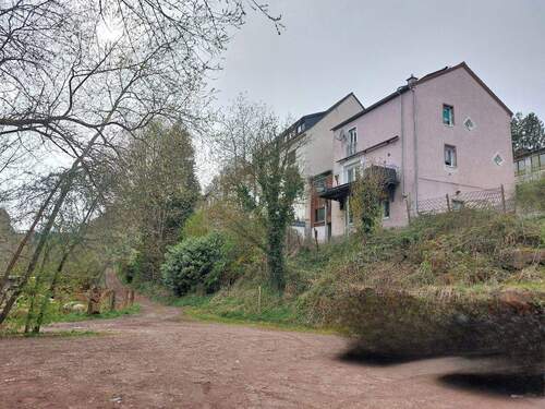 Rückseite (am Wanderparkplatz) - Rodalben-Pfalz! TOP 1 FHS, kernsaniert und renoviert, mit Balkon mit Panorama, Terrasse, Garten und Garage (DG + ca.40 m² Wfl möglich)