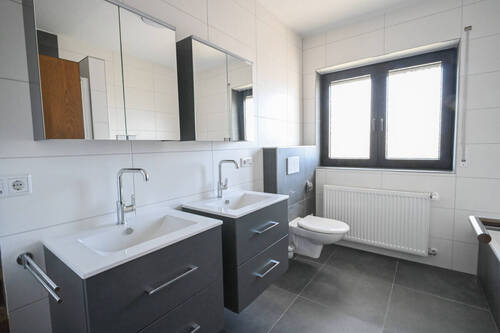 Tageslichtbadezimmer mit Wanne und Dusche - 