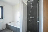 Tageslichtbadezimmer mit Wanne und Dusche - 
