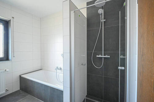 Tageslichtbadezimmer mit Wanne und Dusche - 