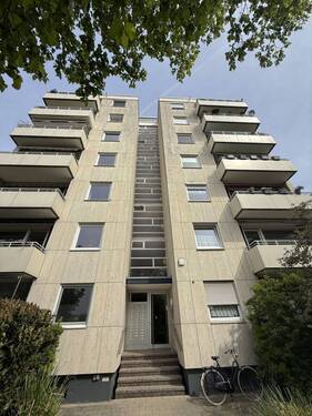 Hauseingang - Etagenwohnung mit 82,60 m&sup2; in Erkrath zum Kaufen