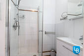Modernes, helles Duschbad - 