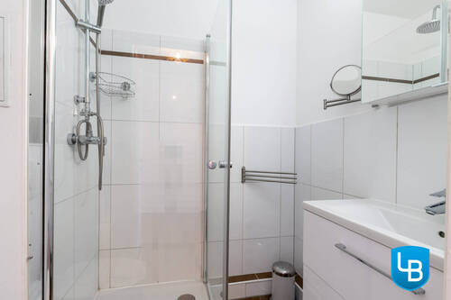 Modernes, helles Duschbad - 