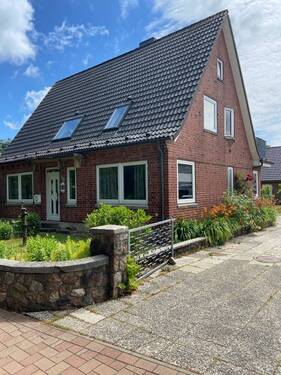 Front - Sehr gut vermietetes 2 Familienhaus mit pflegeleichtem Grundstück im Herzen von Bredstedt