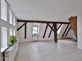 Wohnzimmer - Charmante denkmalgeschützte Maisonette-Wohnung - stilvoll saniert mit großzügiger Bühne