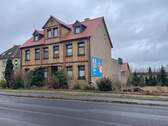 Gebäude seitlich - 1 Zimmer Mehrfamilienhaus, Wohnhaus in Doberlug-Kirchhain