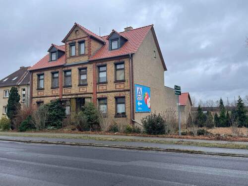Gebäude seitlich - 1 Zimmer Mehrfamilienhaus, Wohnhaus in Doberlug-Kirchhain