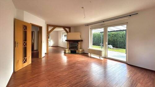 Wohnzimmer mit Kamin EG - 