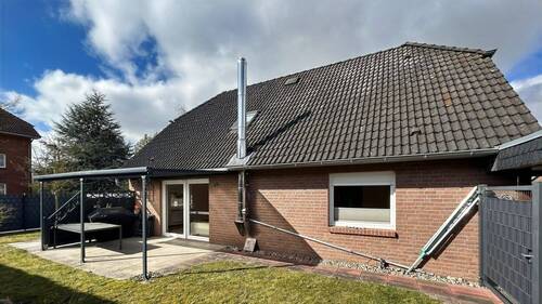 Hinteransicht mit Terrasse - 