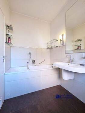 Badezimmer mit Wanne 1OG - 