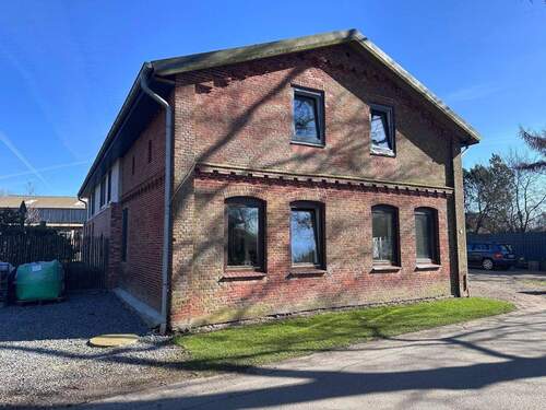 Straßenansicht - 7 Zimmer Mehrfamilienhaus, Wohnhaus in Wiemerstedt